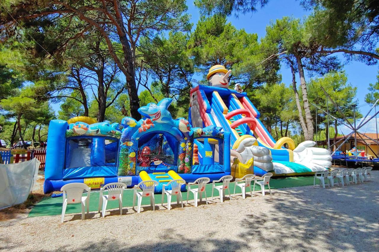Happy Camp Mobile Homes In Centro Vacanze Bi Village Fazana Exterior photo