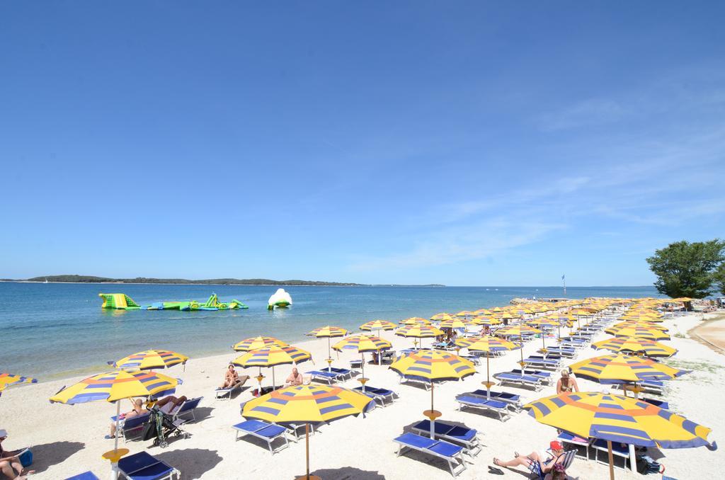 Happy Camp Mobile Homes In Centro Vacanze Bi Village Fazana Exterior photo